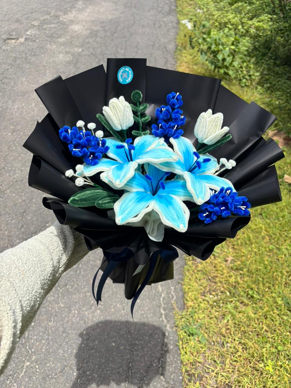 Blue Lily Bouquet kawat bulu biru dan putih ESHA.FLO
